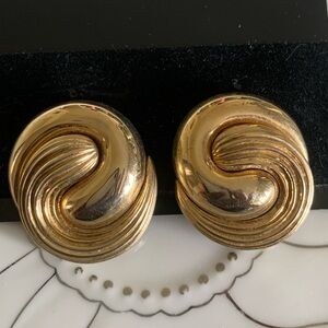 Vivid vintage bold goldtone clip on earrings